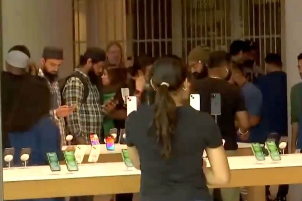 Desi Apple Fanboys Queue Up Outside Stores to Grab iPhone 15, Video Goes Viral