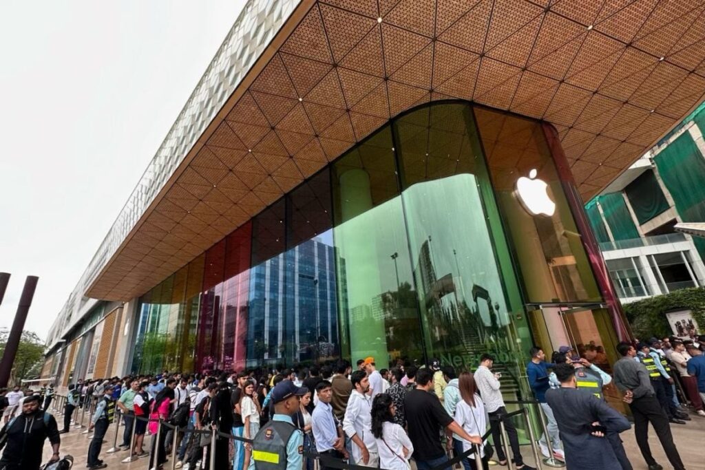 iPhone 15 Sale In India Live: Over 100 Buyers Queue At Apple BKC And Saket Stores