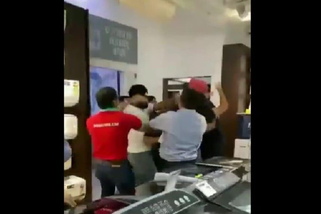 Delhi Mobile Store Employees Beaten Up by Customers Over Delay in iPhone Delivery | WATCH