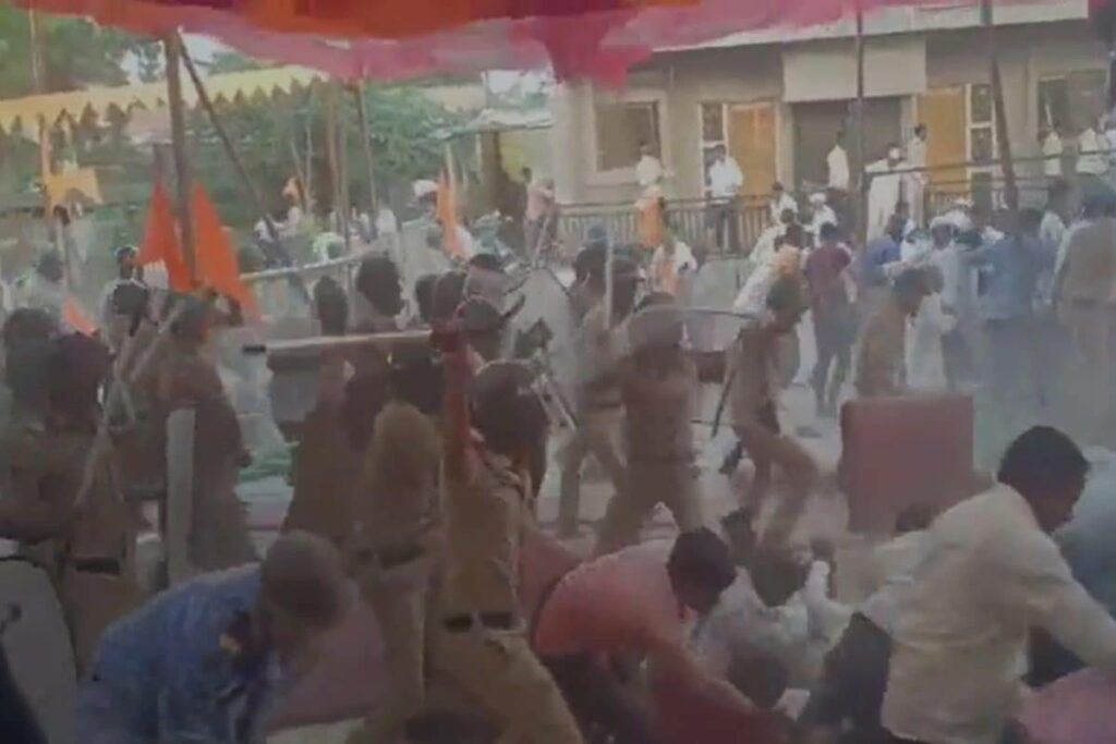 Maratha Reservation Row: Protest Turns Violent in Maha's Jalna; Police Fire Tear Gas, Many Injured
