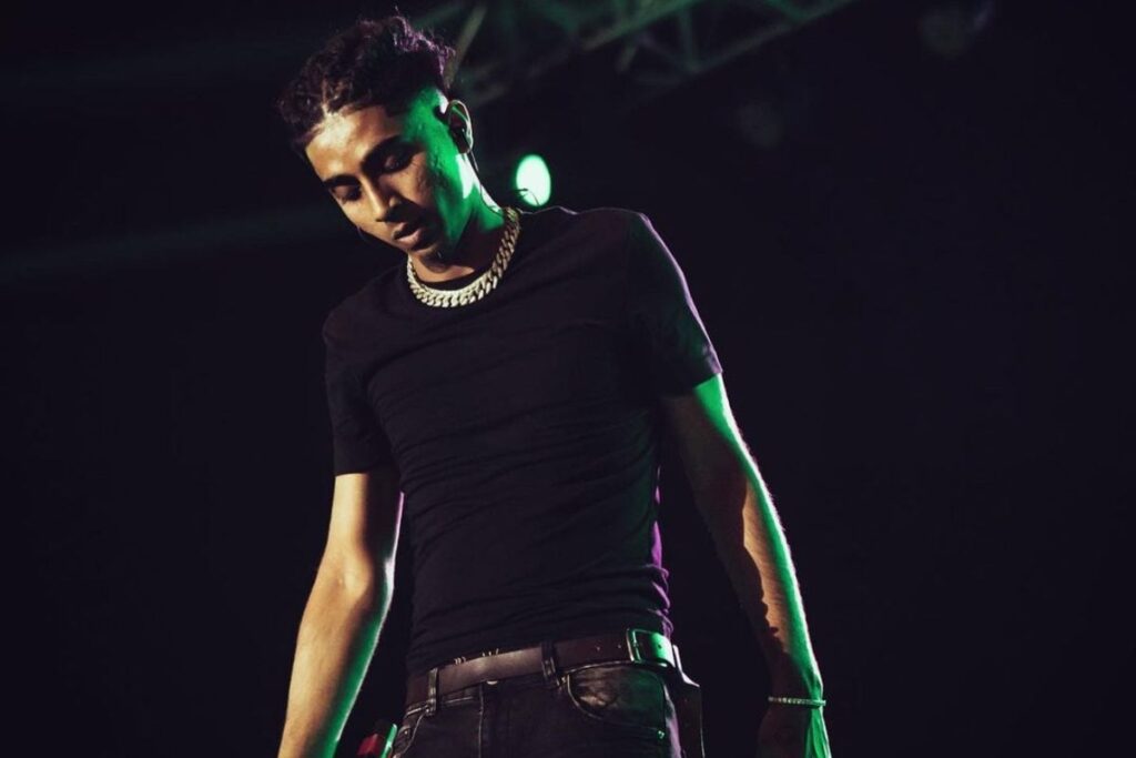 MC Stan Fans Go Wild! Mob Manhandles Him, Block His Car Outside an Event; Video Goes Viral