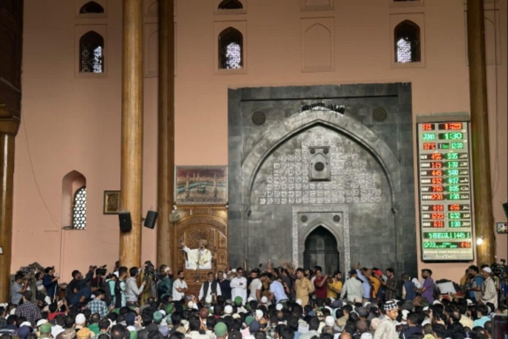 Srinagar: Mirwaiz Umar Returns to Jamia Masjid After 4 Years; Reiterates Modi’s ‘This is Not an Era of War' Stance