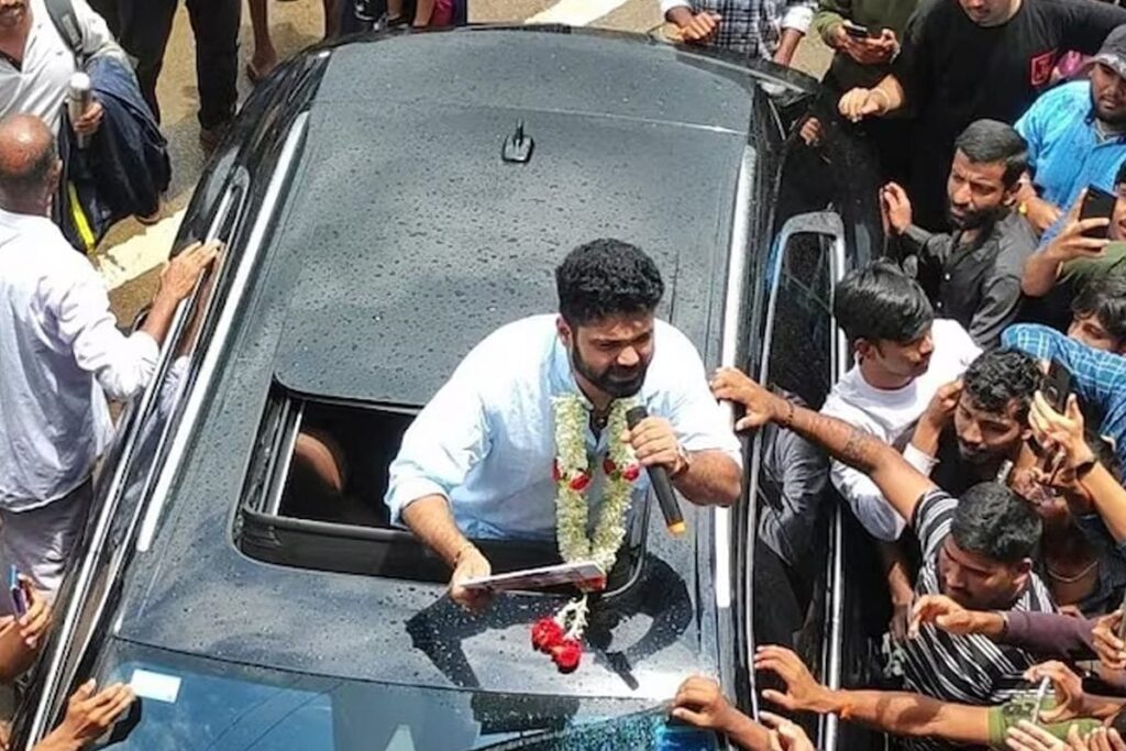 Fans Garland Rakshit Shetty In Udupi During Sapta Sagaradaache Ello Side A Success Tour