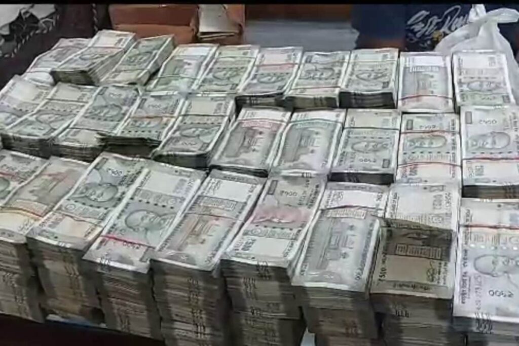 ED Seizes Rs 5.25 Lakh Cash, Around 6 Lakh Bank Deposits After Raiding Postal Dept Official in Bengal