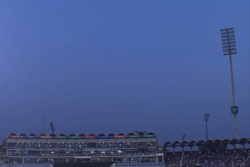 Floodlight Goes Off in Lahore for Nearly 15 Minutes During Pakistan vs Bangladesh Clash