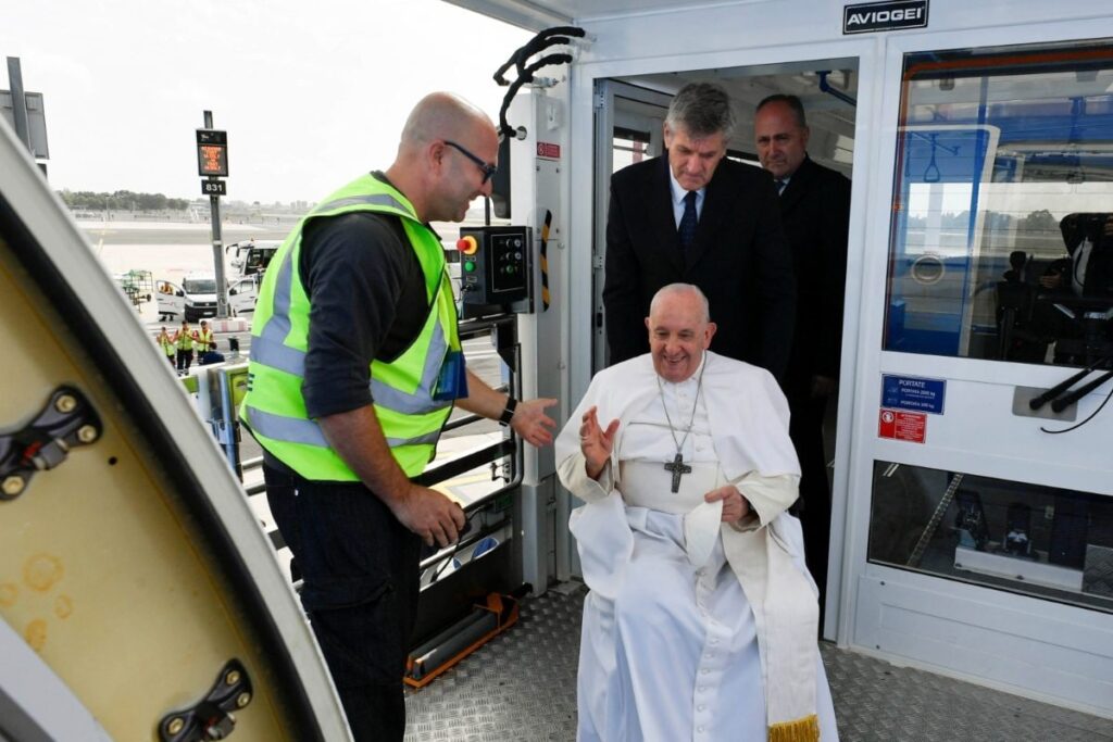 Pope Francis Urges Europe to Open its Doors to Refugees, Wages Political Storm