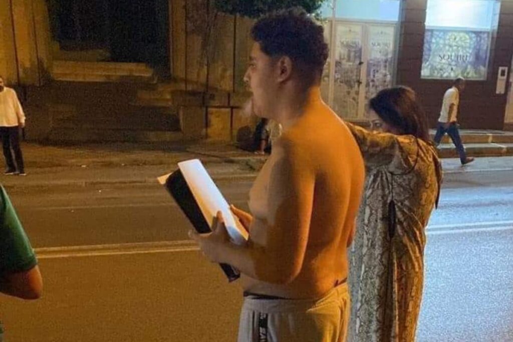 Morocco Earthquake: Shirtless Man Flees House With PlayStation in Hand, Pic Goes Viral