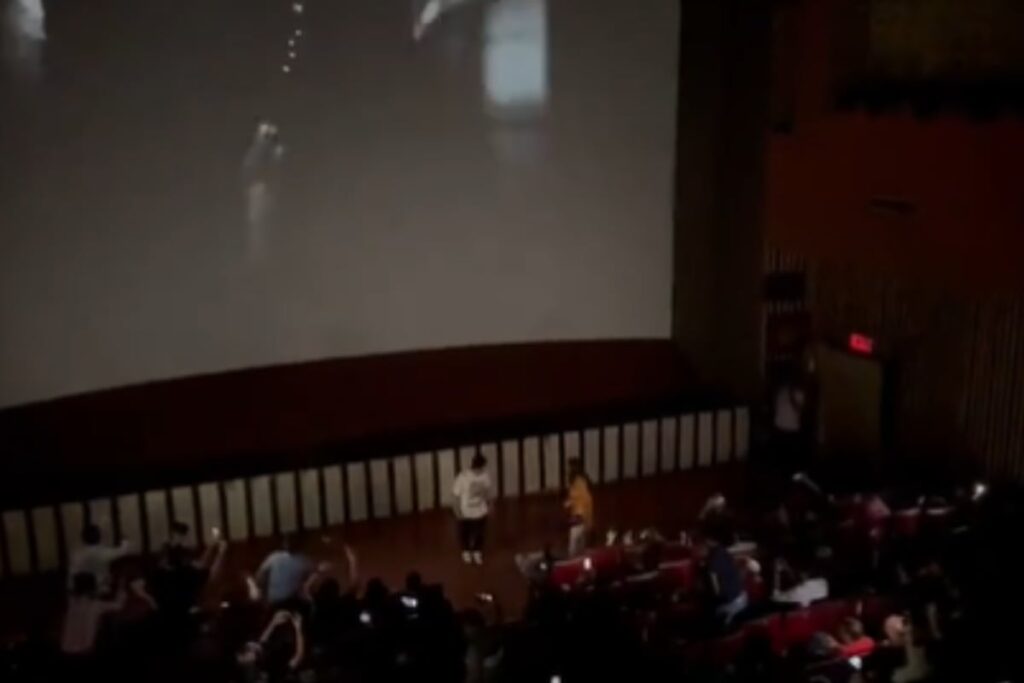Jawan Effect: Man Proposes To Girlfriend In Theatre As 'Chaleya' Plays On Big Screen