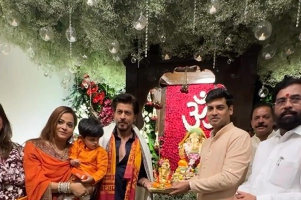 Shah Rukh Khan Attends Ganpati Puja at Maha CM Eknath Shinde's Home, Videos Go Viral