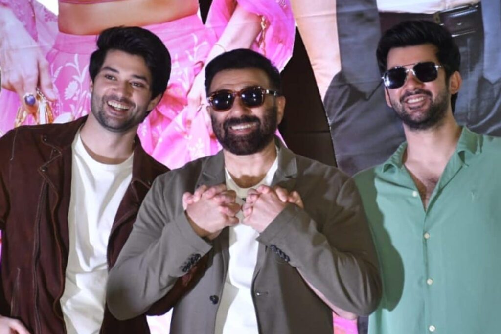 Proud Father Sunny Deol Poses With Sons Rajveer Deol, Karan Deol At Dono's Trailer Launch; Photos
