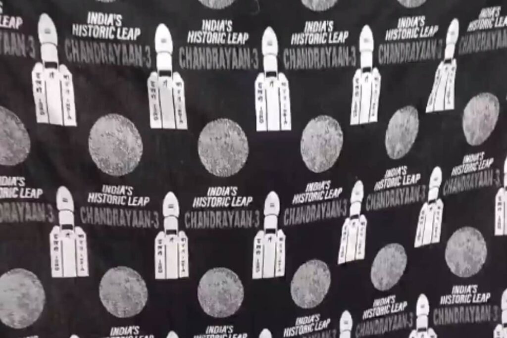 In Tamil Nadu's Erode, Man Weaves Bedsheet Showing Chandrayaan-3 Success