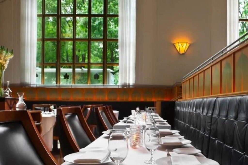 Restaurant Charges Rs 1,300 To Cut Store-Bought Cake, Calls It 'Part Of Service'