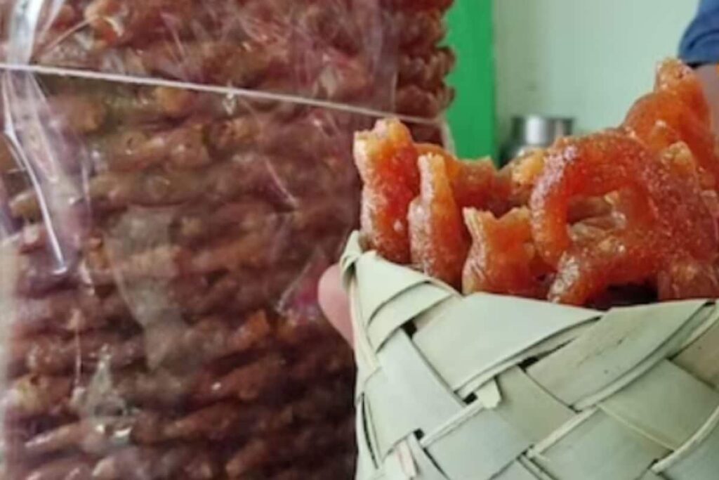 This Shop In Tamil Nadu’s Virudhunagar District Serves Karupatti Sweets In Palm Leaves
