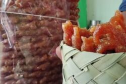 This Shop In Tamil Nadu’s Virudhunagar District Serves Karupatti Sweets In Palm Leaves