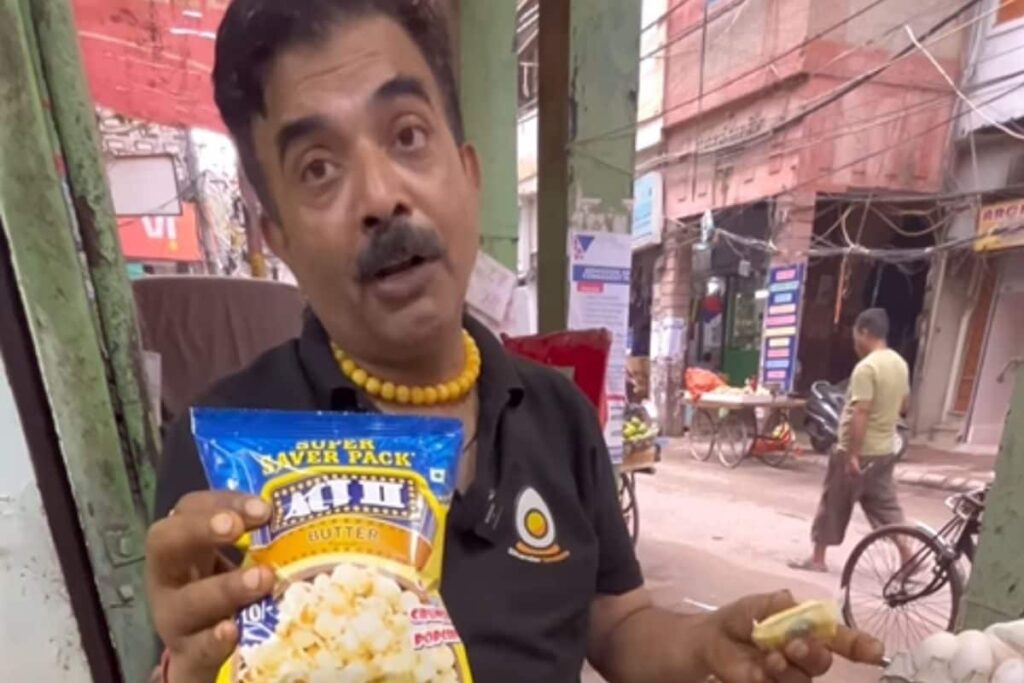 Will You Try This Viral Popcorn Omelette Prepared By Delhi Street Vendor?