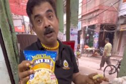 Will You Try This Viral Popcorn Omelette Prepared By Delhi Street Vendor?