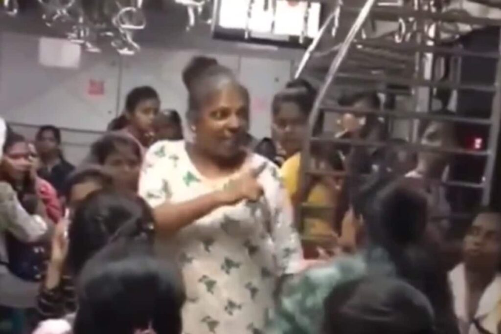'Nikal Ke Phek Dungi': Slap War Erupts Between Two Women Inside Mumbai Local
