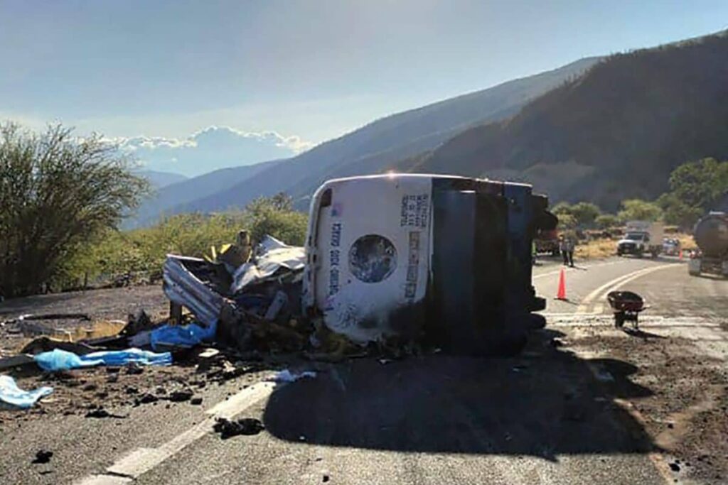 18 US-bound Migrants, Including Three Minors, Killed in Mexico Bus Crash