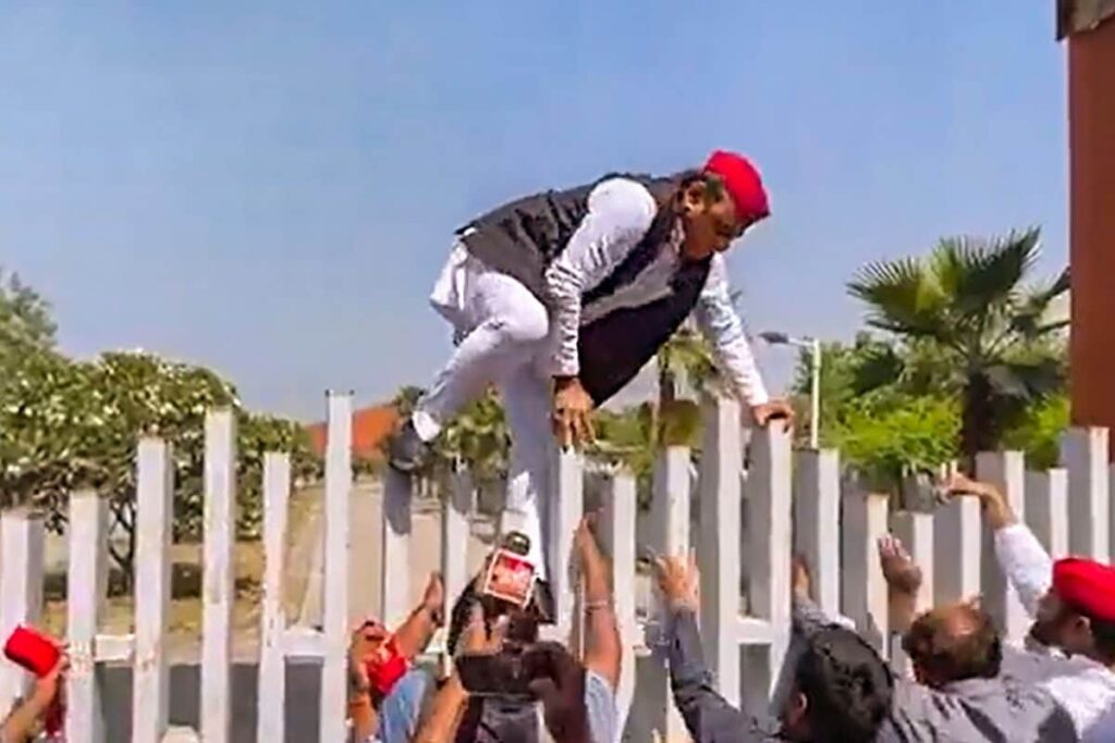 WATCH | Akhilesh Yadav Climbs Wall of Jai Prakash Narayan Centre After Being Denied Entry