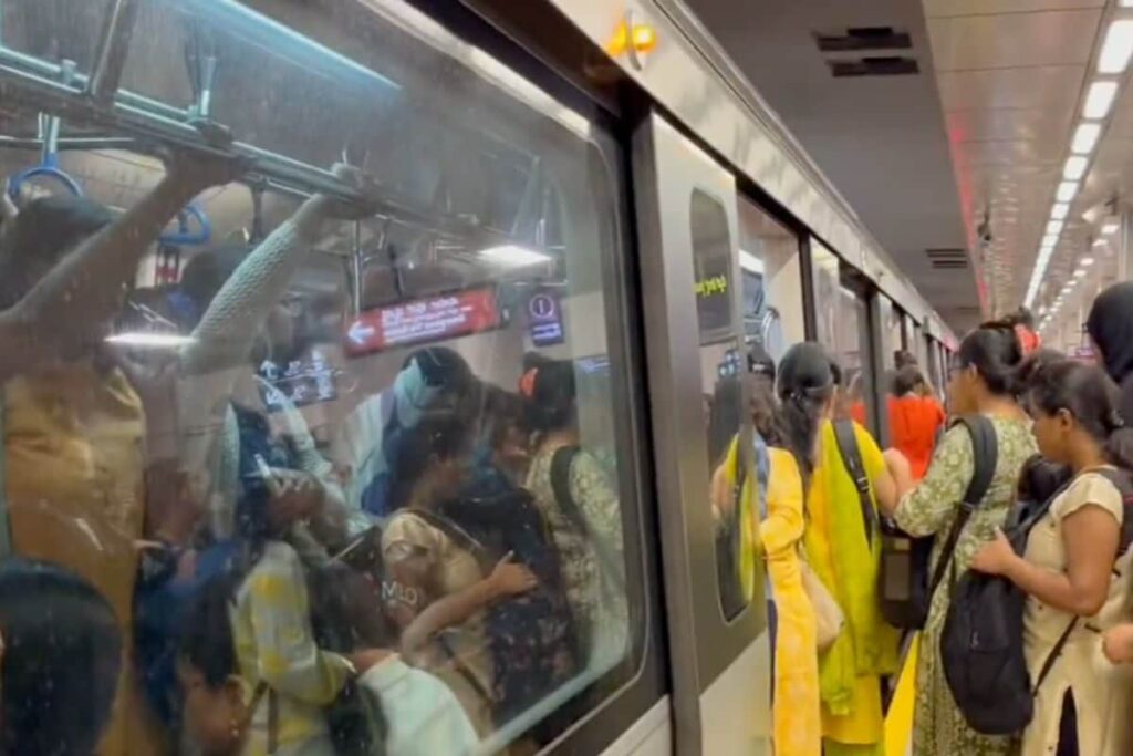 Viral Video of Overcrowded Bengaluru Metro Has People Drawing Comparisons With Mumbai Local