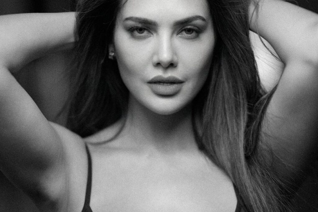 Sexy! Esha Gupta Looks Hot In A Black Tank Top With Plunging Neckline; Photo Goes Viral