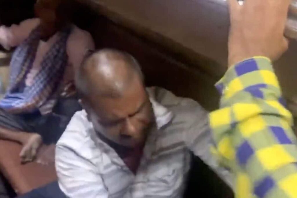 Two Men Get Into a Brawl on Indian Railways Train Over Seat Issue, Video Goes Viral