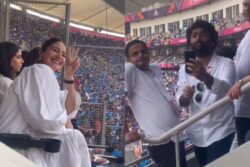 Arijit Singh Asks Anushka Sharma To Pose For His Camera Amid India Vs Pakistan Match; WATCH Her Reaction