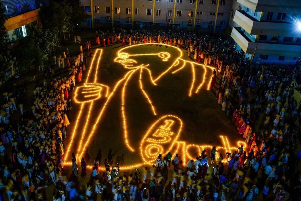 Gandhi Jayanti: PM Modi Pays Tributes at Rajghat; Congress To Take Out 'Bharosa Yatras' in Chhattisgarh