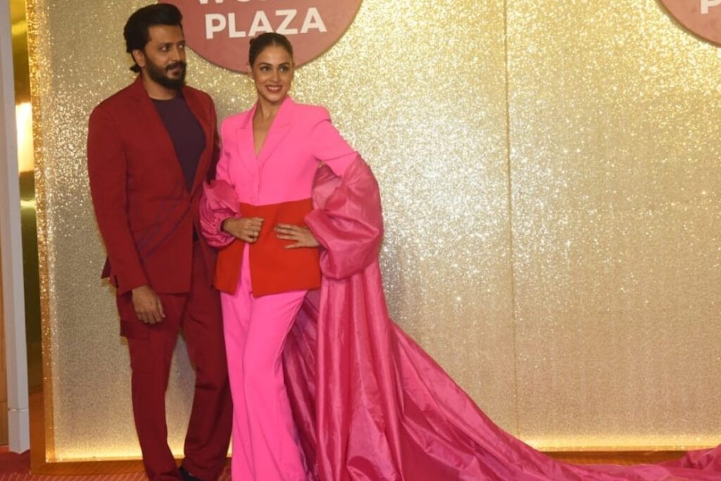 Riteish Deshmukh Teases Genelia Deshmukh For Her Long Train at The Jio World Plaza Launch; Watch