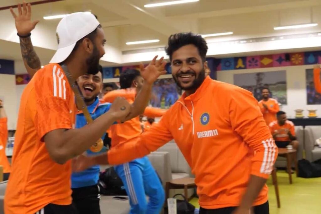 WATCH: Indian Players Reaction After Wicketkeeper KL Rahul Receives Fielder of Match Medal For IND vs PAK