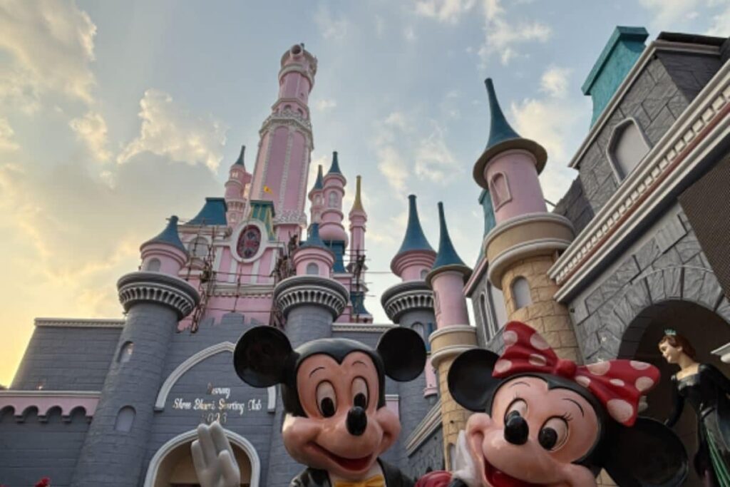 Kolkata: Disneyland-Themed Pandal With Characters & Castles to be Big Crowd Puller | SEE PICS