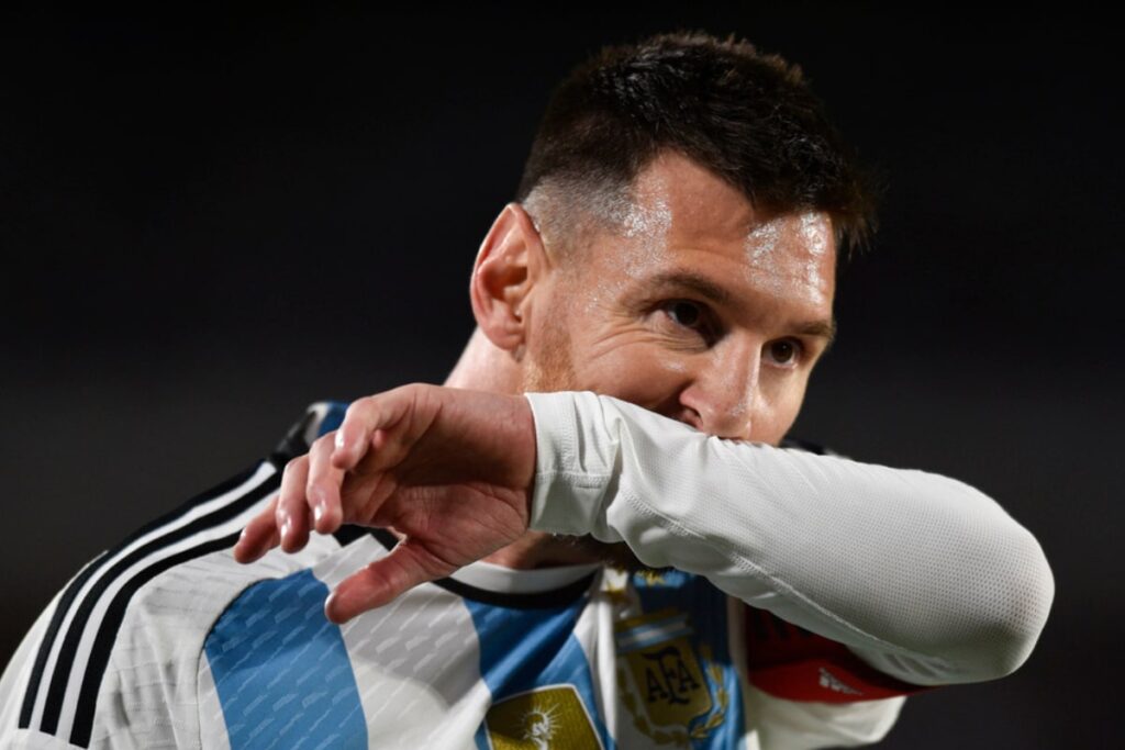 Lionel Messi Responds to Paraguay Striker 'Spitting' at Him