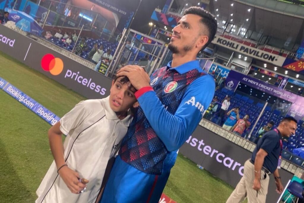 Indian Fan Boy Can't Stop Crying as He Hugs Mujeeb ur Rahman After AFG vs ENG Game in Delhi -  WATCH