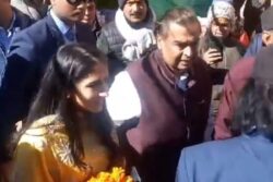 RIL Chairman Mukesh Ambani Reaches Badrinath to Offer Prayers, Receives Warm Welcome
