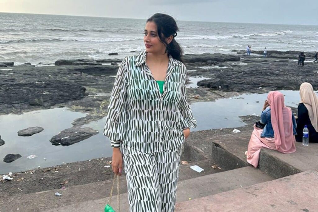 Woman Asks Internet To Help Modify Her Photo, People Come Up With Hilarious Edits