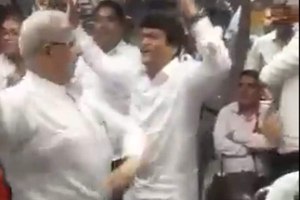 Watch: Garba Fever Takes Over Mumbai Local