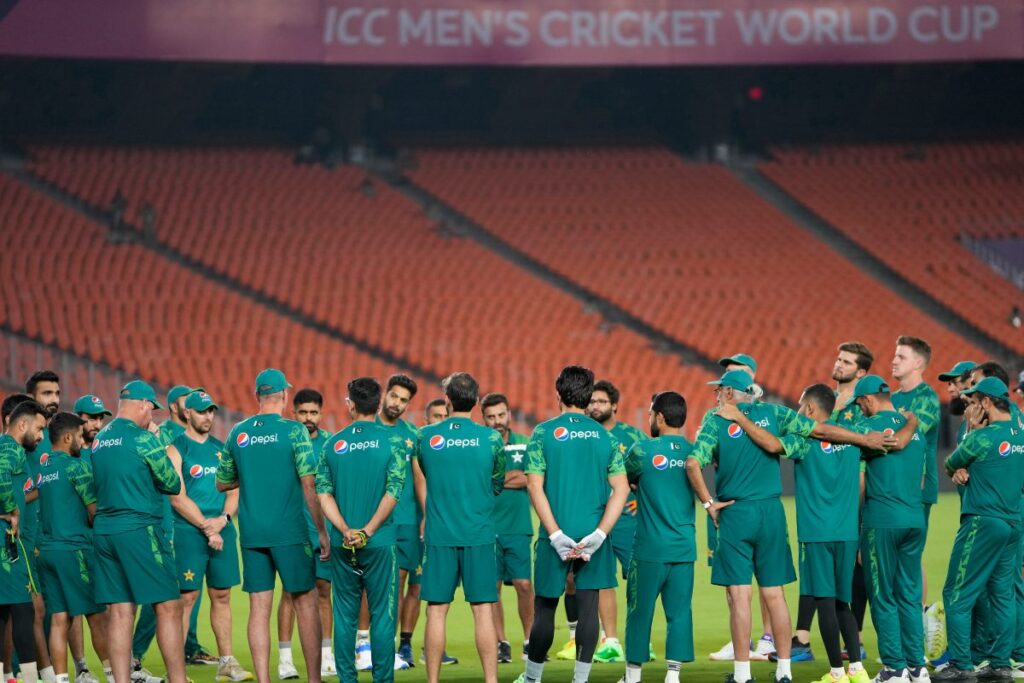 IND vs PAK: Pakistan Cricket Board Chief Zaka Ashraf Gives Pep Talk to Players Ahead of India Match