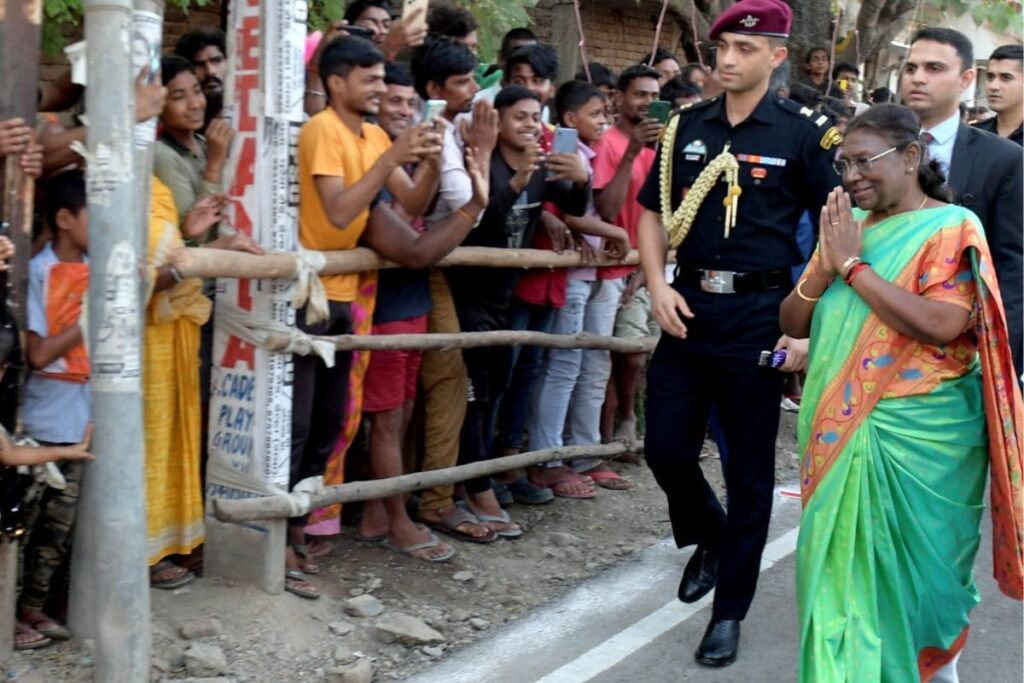 President Murmu Stops Convoy, Walk on Road to Greet People in Gaya