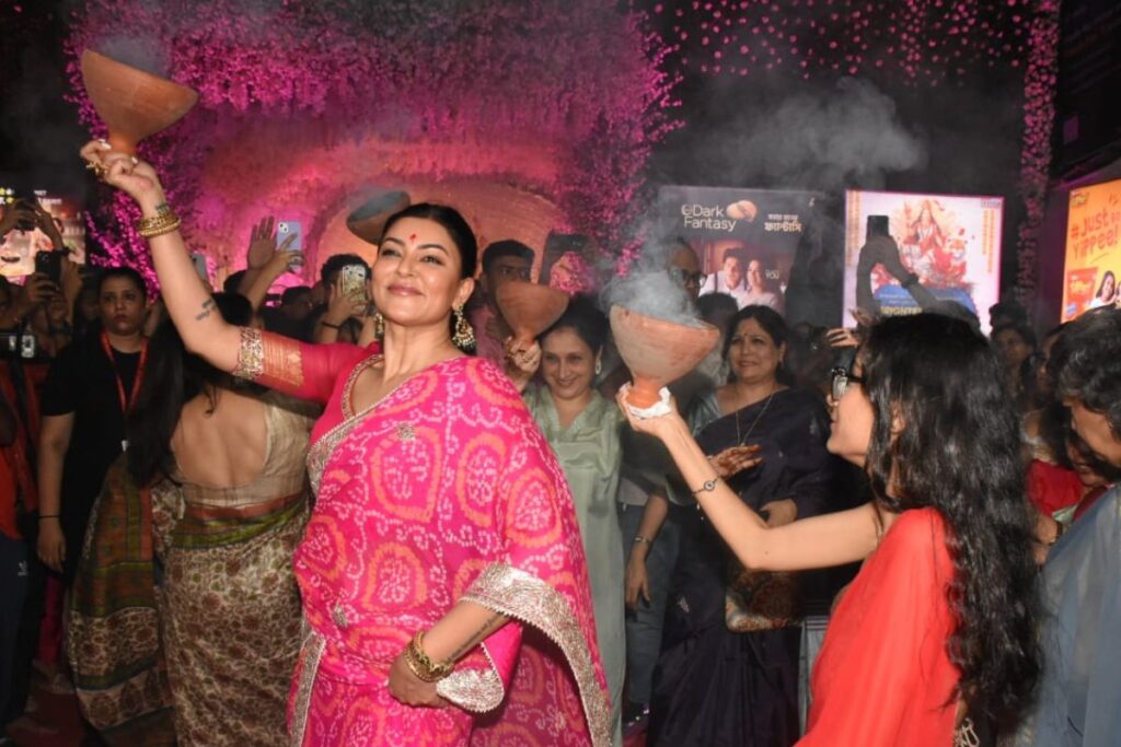 Sushmita Sen Performs Dhunuchi Dance Barefoot at Durga Pujo Pandal With Reene, Video Goes Viral