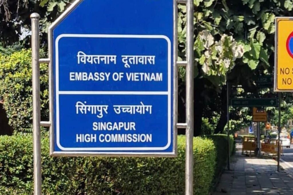 Indians Upset After Singapore's Ambassador Points Out Spelling Error on Delhi Signage, Call it 'National Embarrassment'