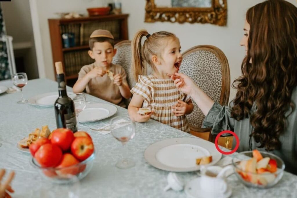 Spot 2 Snakes At This Dining Table; You Have 7 Seconds