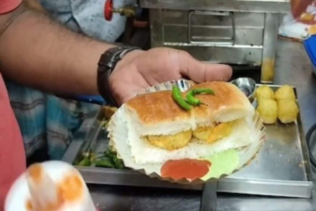 This Chhattisgarh Man Learned To Make Vada Pav In Pune And Made The Dish Famous In Raipur