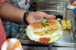 This Chhattisgarh Man Learned To Make Vada Pav In Pune And Made The Dish Famous In Raipur