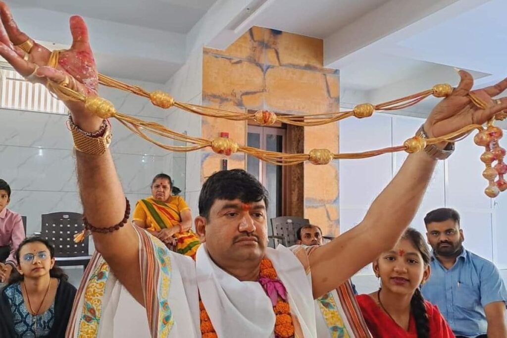 This Self-Styled Godman From Gujarat Wears Golden Thread To Prove Brahmins Are Not Poor