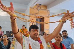 This Self-Styled Godman From Gujarat Wears Golden Thread To Prove Brahmins Are Not Poor