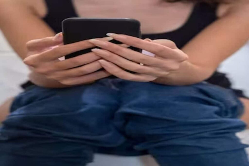 Here's Why You Should Avoid Taking Mobiles To Washroom