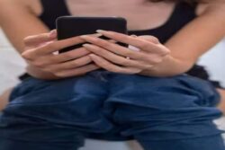 Here's Why You Should Avoid Taking Mobiles To Washroom