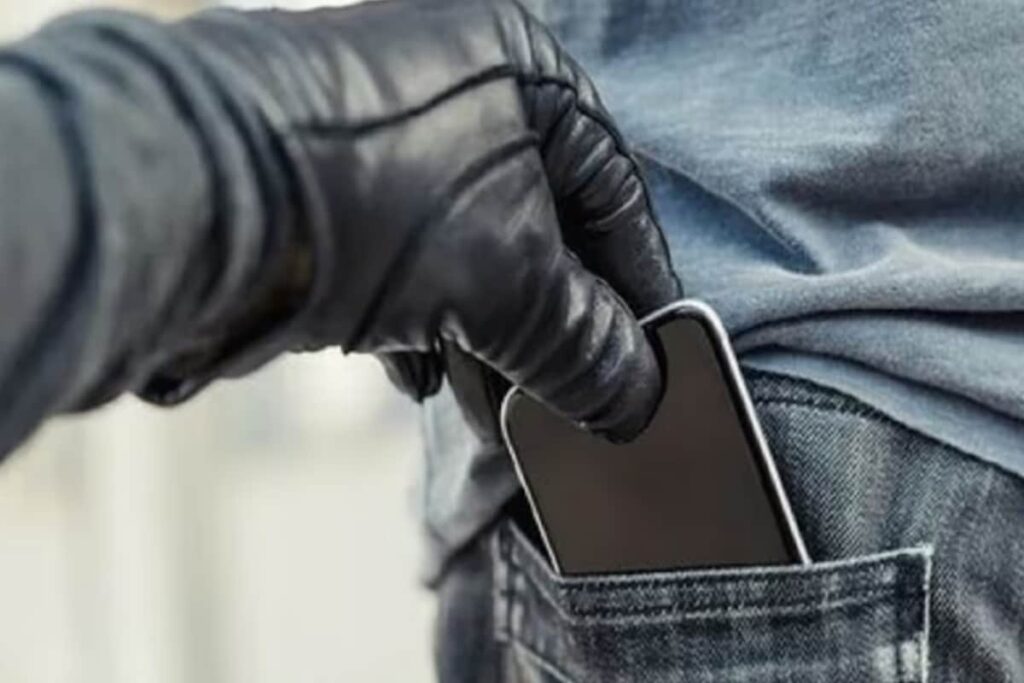Kolkata Man Loses Rs 42,000 Minutes After His Phone Was Stolen