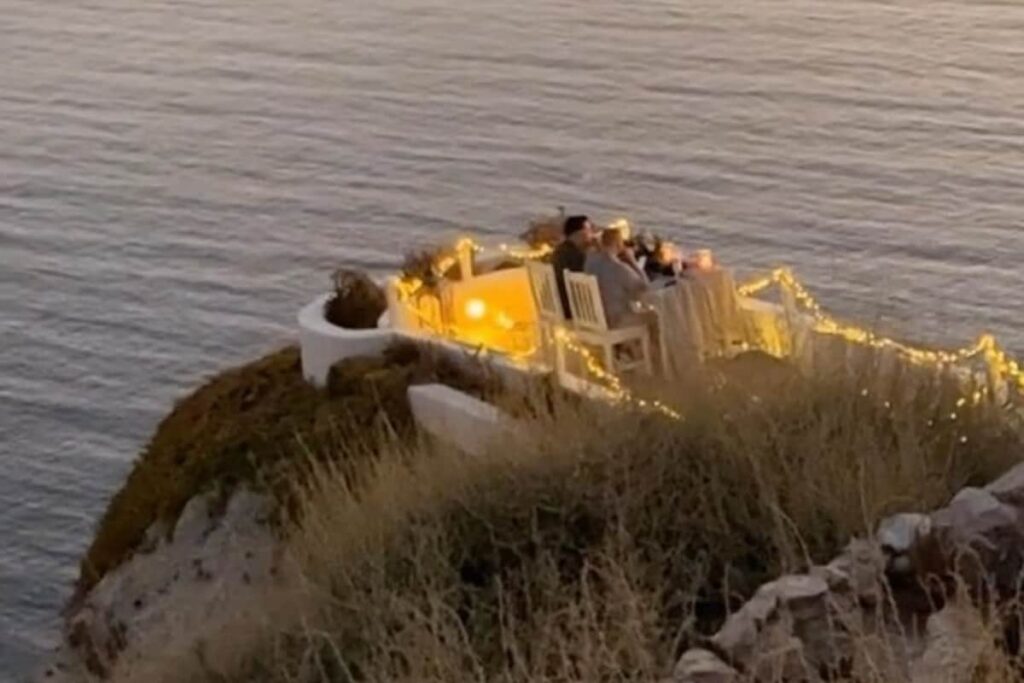 Romantic Date Disturbed By Loud Punjabi Music From Wedding Venue Leaves Internet Divided