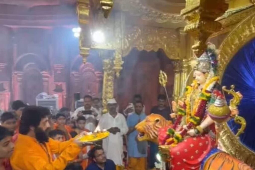 Watch: Marathi Actor Prasad Oak Visits Thane's Tembhi Naka Devi Temple On Navratri
